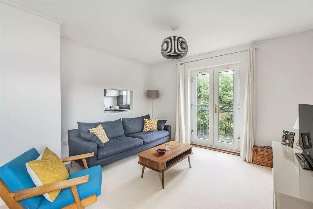 Flat Crown Walk in Greater London