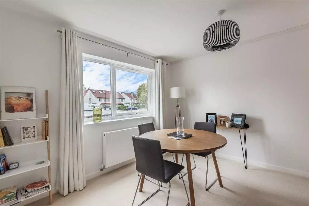Flat Crown Walk in Greater London