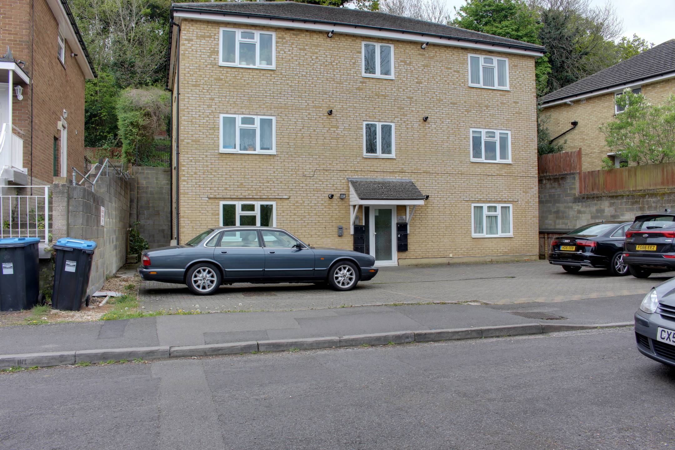 Flat Commonwealth Road in Caterham