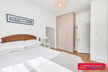 Flat Abbeville Road in Greater London