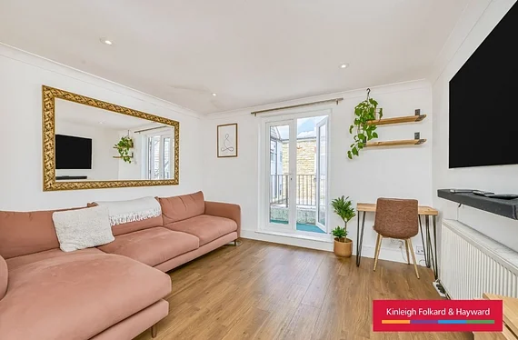 Flat Abbeville Road in Greater London