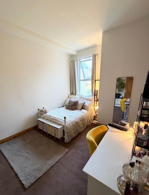 Room Vant Road in Greater London