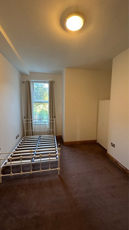 Room Vant Road in Greater London