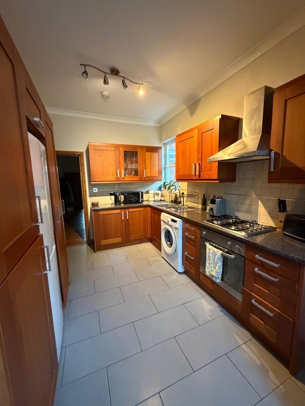 Room Vant Road in Greater London