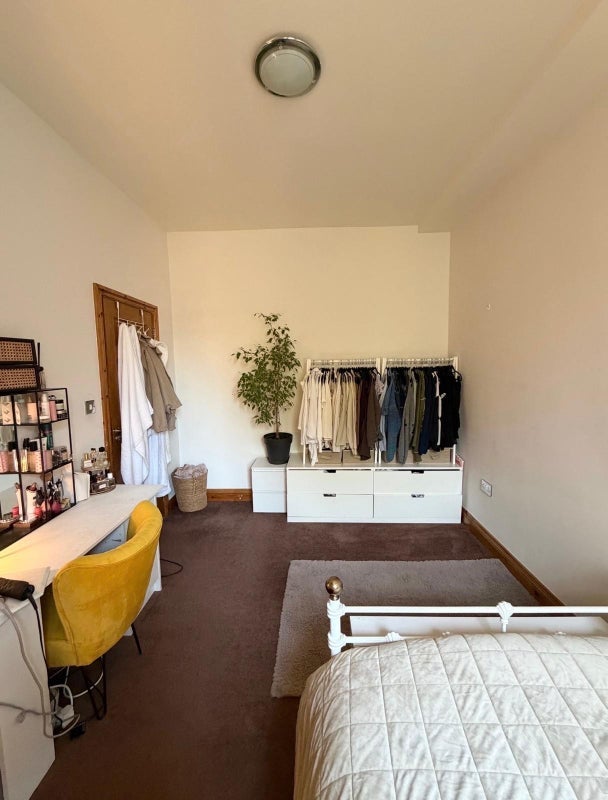 Room Vant Road in Greater London