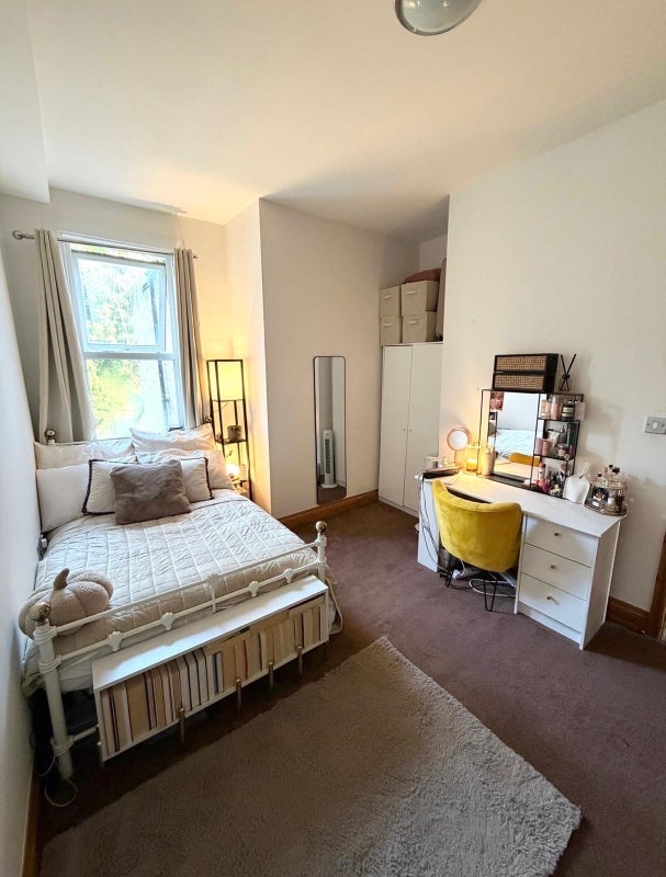 Room Vant Road in Greater London
