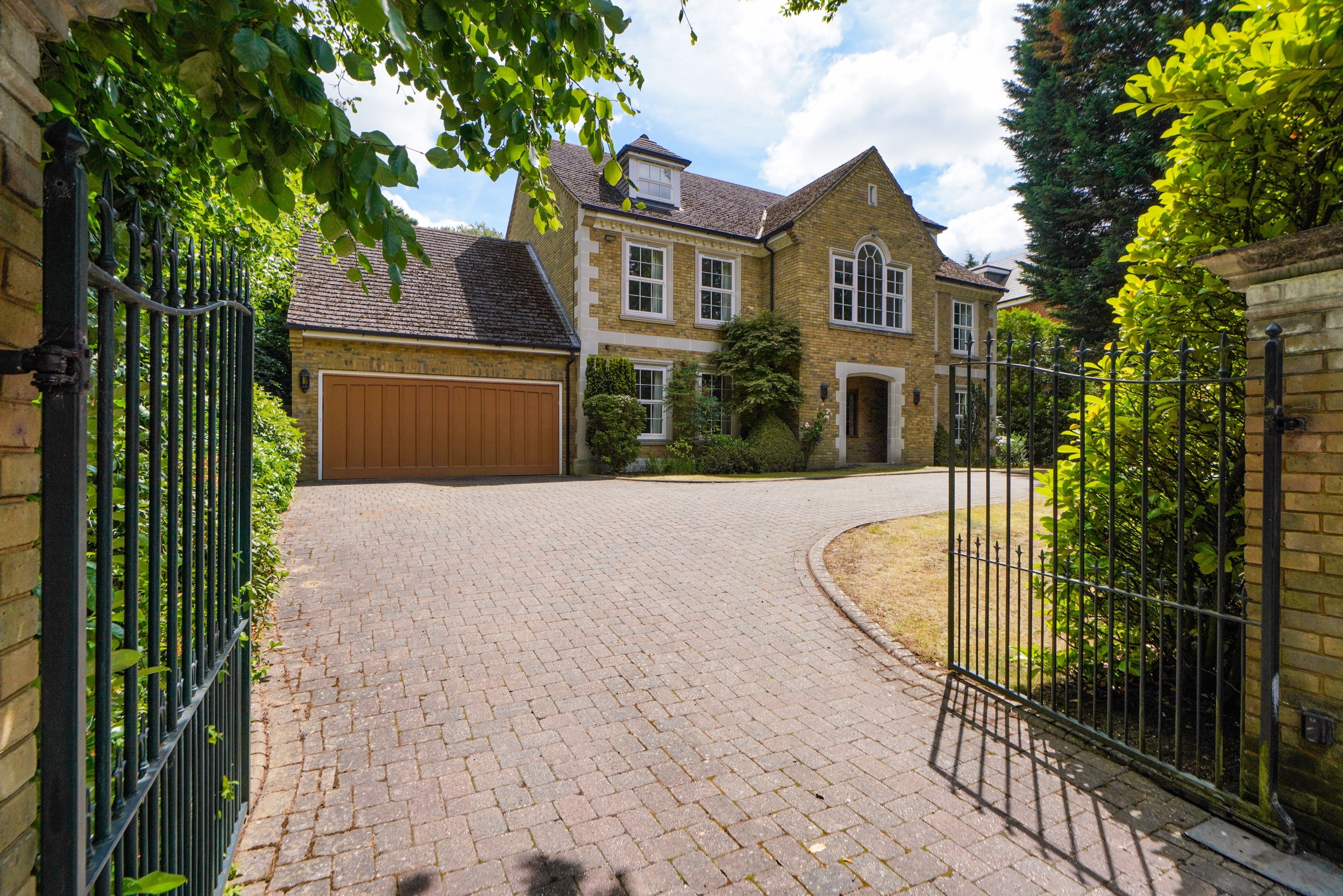 House Cavendish Road in Elmbridge