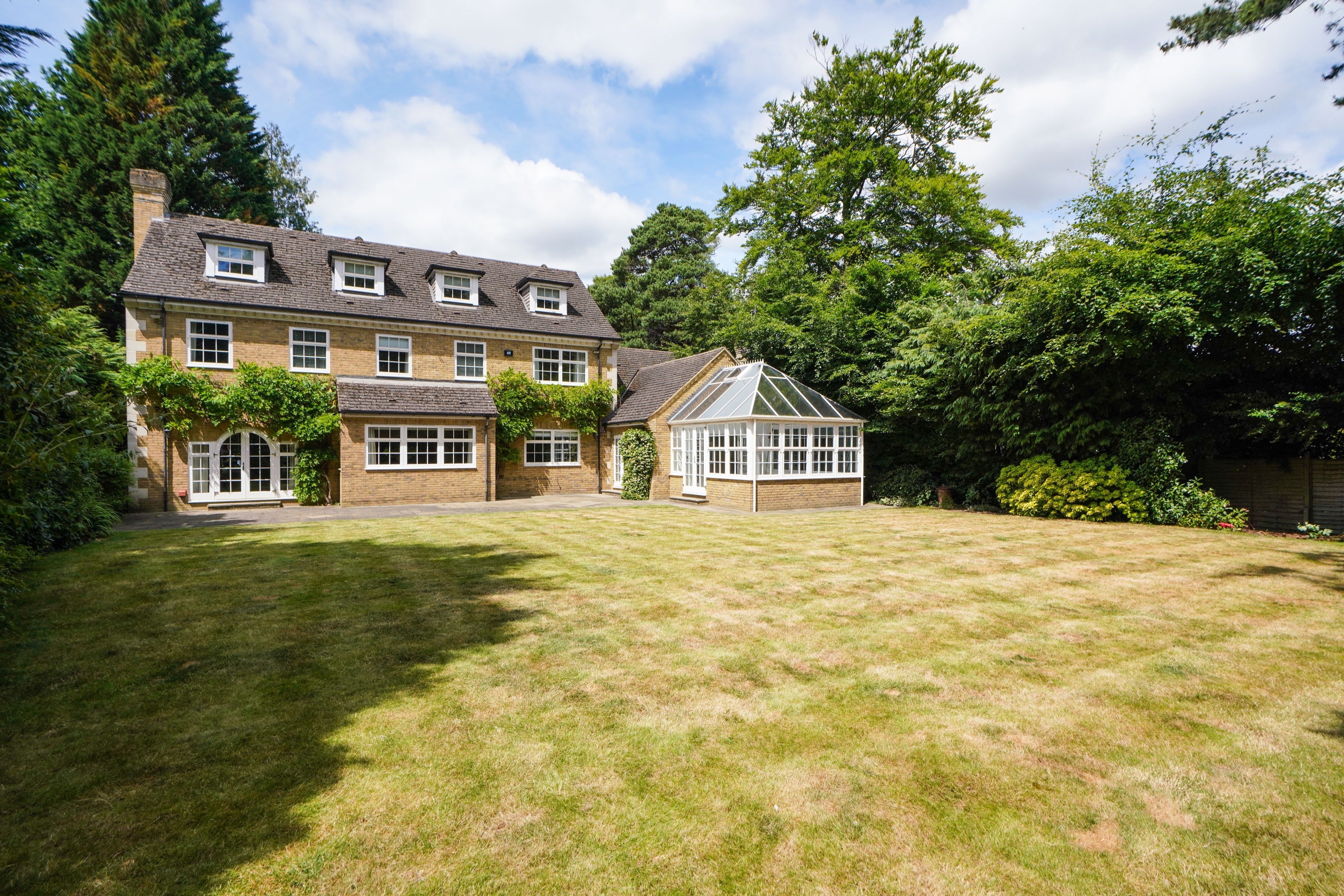 House Cavendish Road in Elmbridge