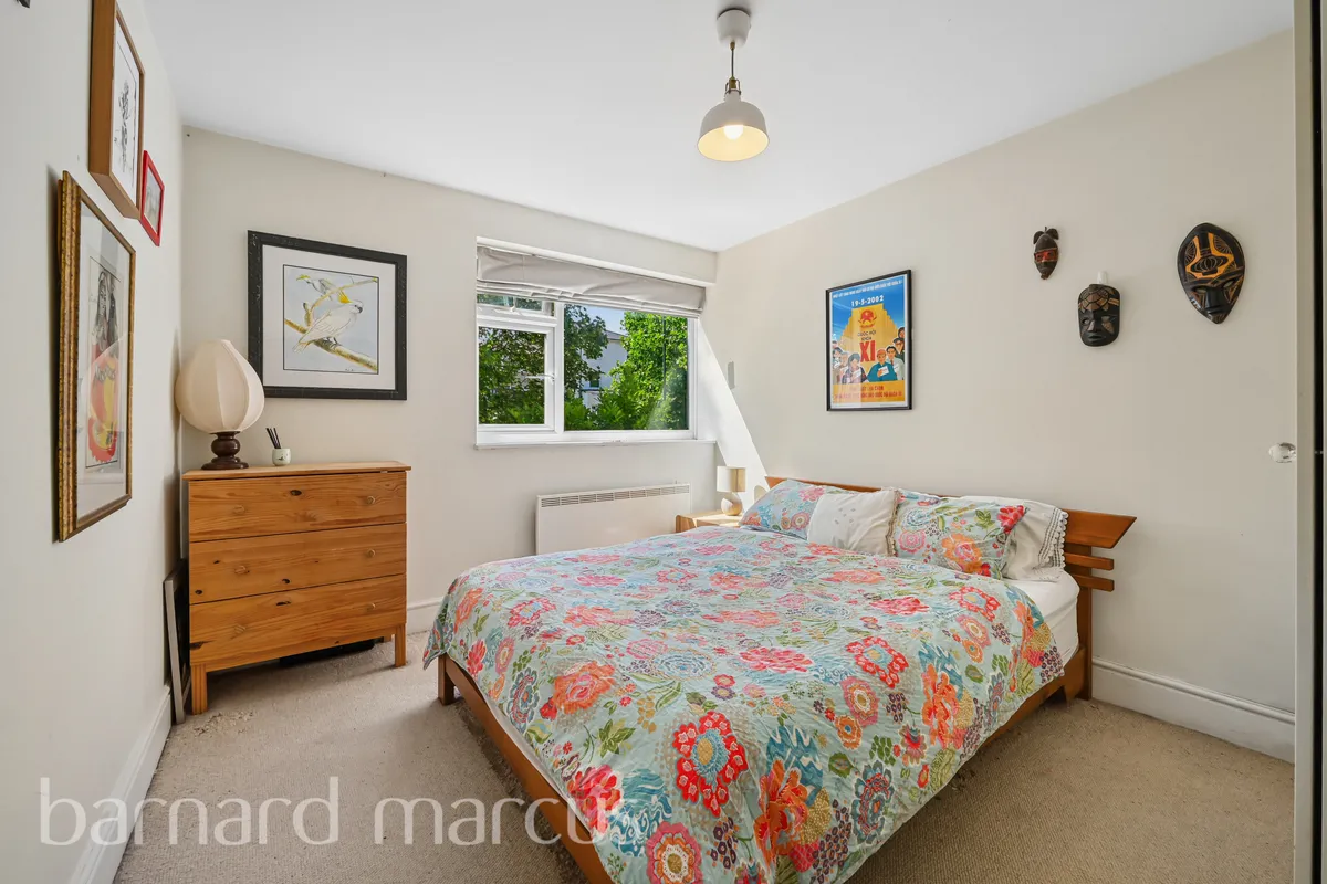 Flat Fenwick Road in Greater London