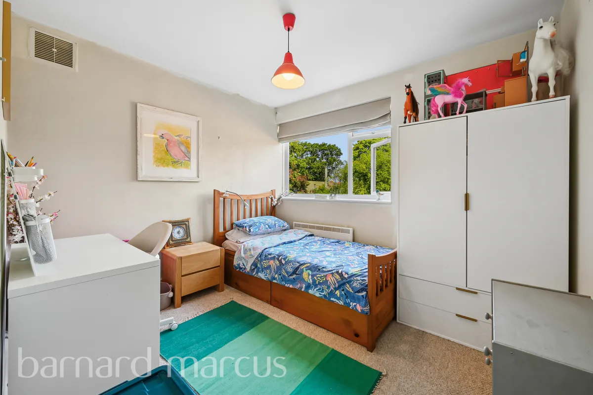 Flat Fenwick Road in Greater London