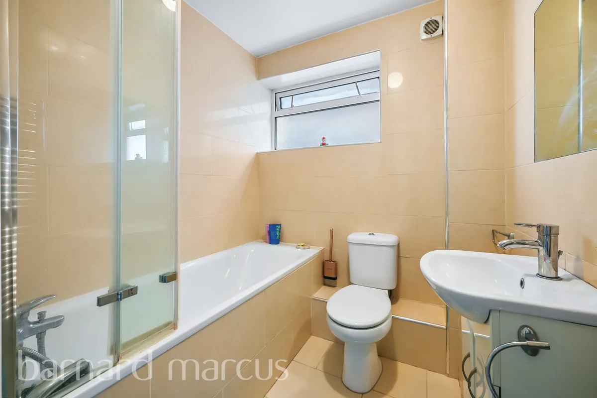 Flat Fenwick Road in Greater London