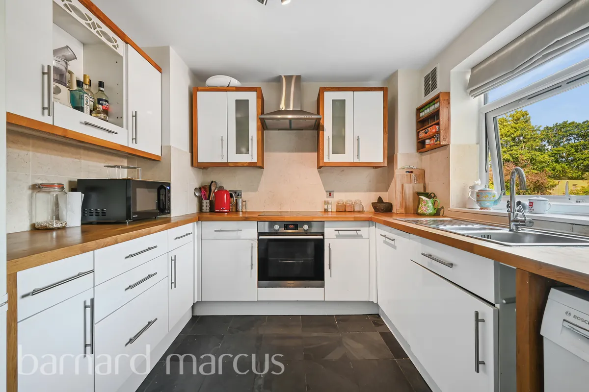 Flat Fenwick Road in Greater London