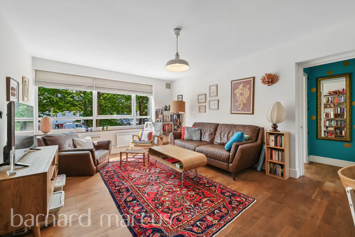 Flat Fenwick Road in Greater London