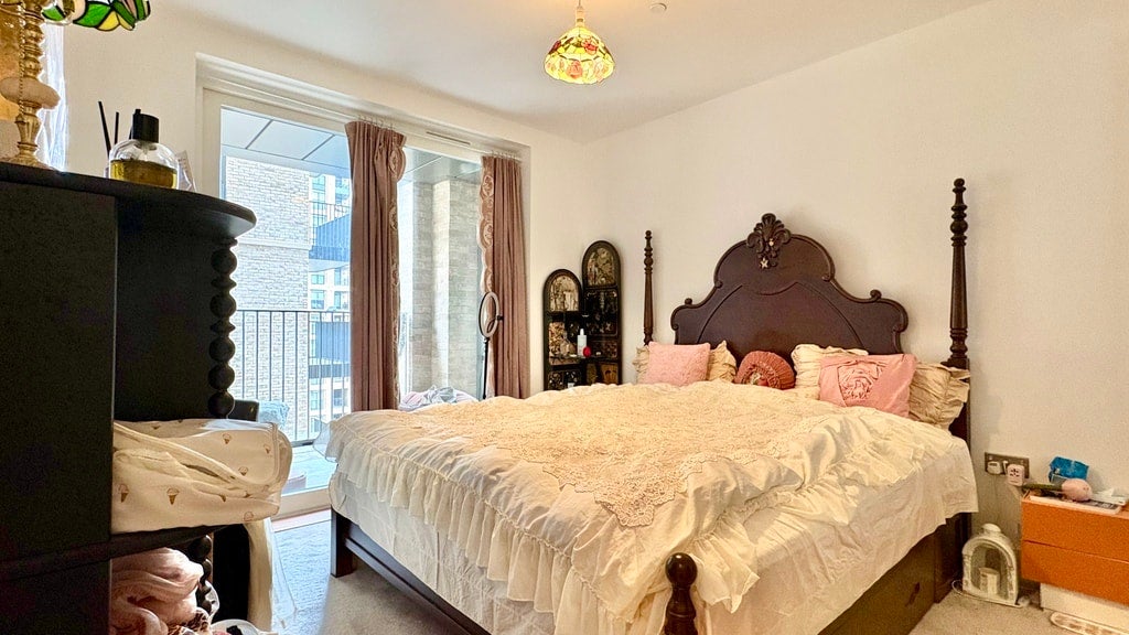 Flat Lismore Boulevard in Greater London