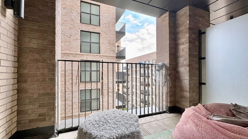 Flat Lismore Boulevard in Greater London