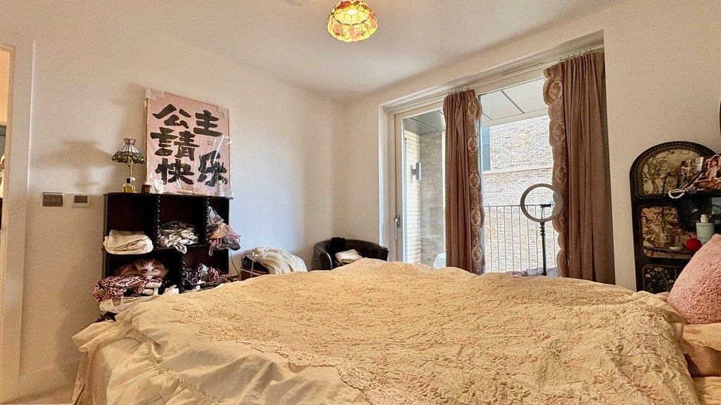 Flat Lismore Boulevard in Greater London