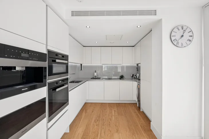Flat Chiswick High Road in Greater London