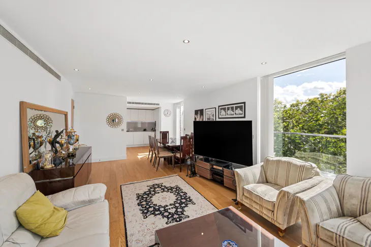 Flat Chiswick High Road in Greater London