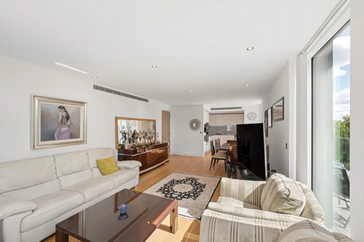 Flat Chiswick High Road in Greater London