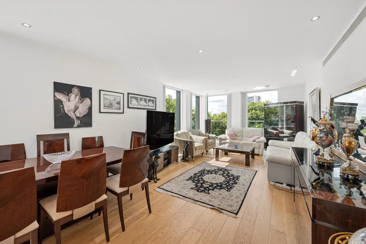 Flat Chiswick High Road in Greater London