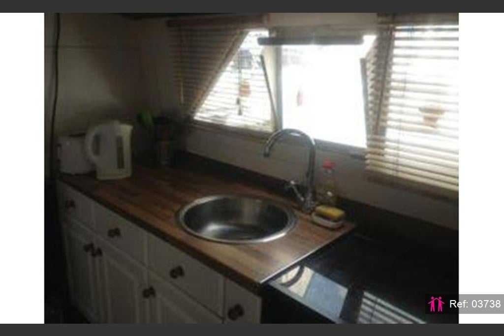 Flat Vinegar Street in Greater London