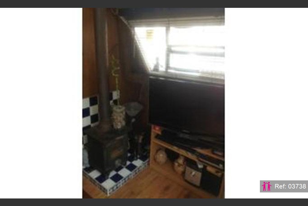 Flat Vinegar Street in Greater London