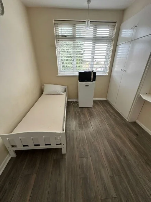 Room Grosvenor Crescent in Dartford