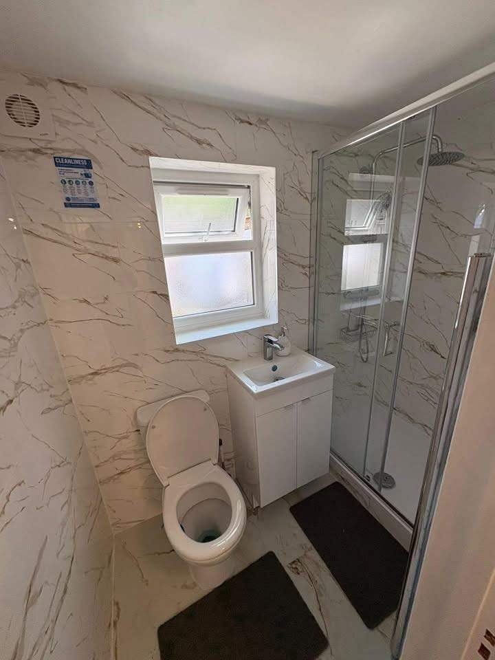 Room La Rose Lane in Greater London