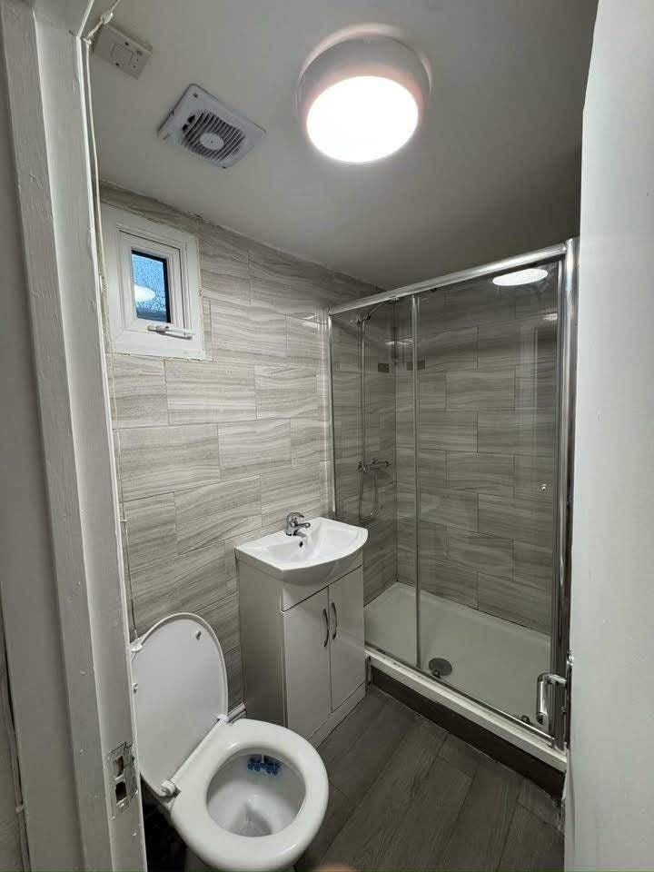 Room La Rose Lane in Greater London