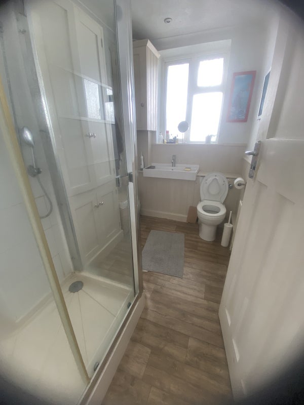 Room Grove Road in Greater London
