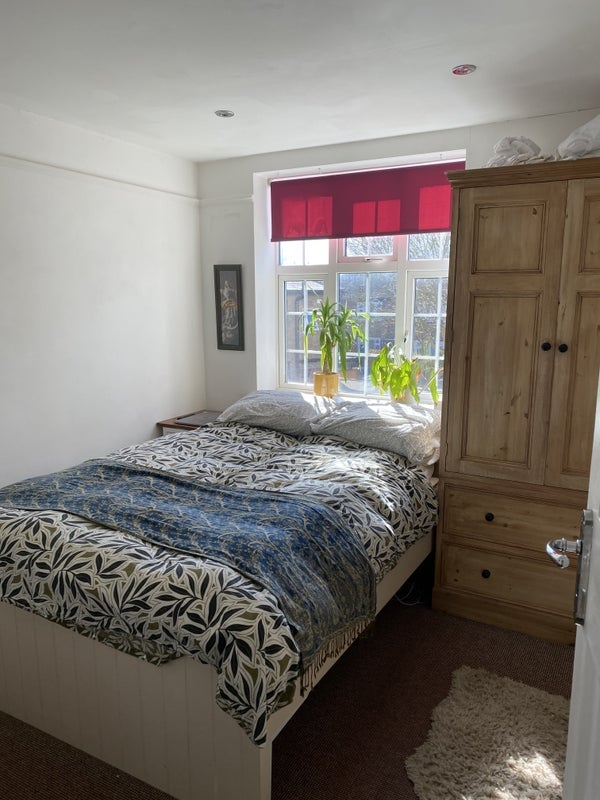 Room Grove Road in Greater London