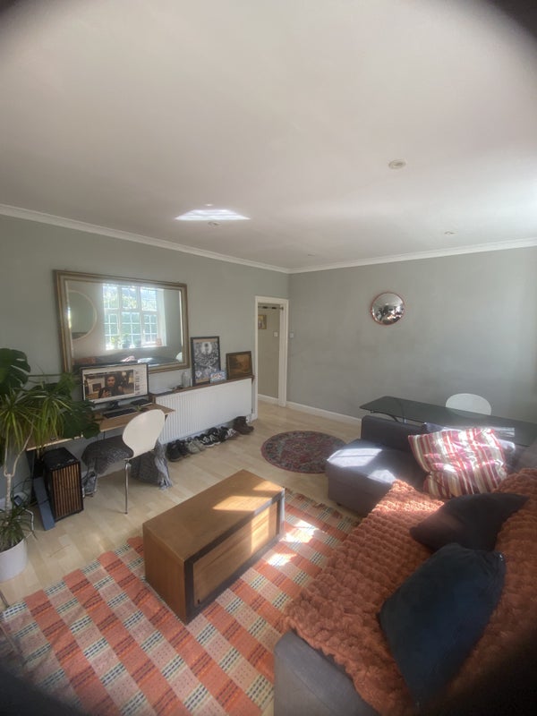 Room Grove Road in Greater London