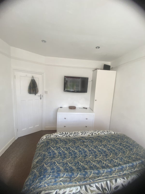 Room Grove Road in Greater London