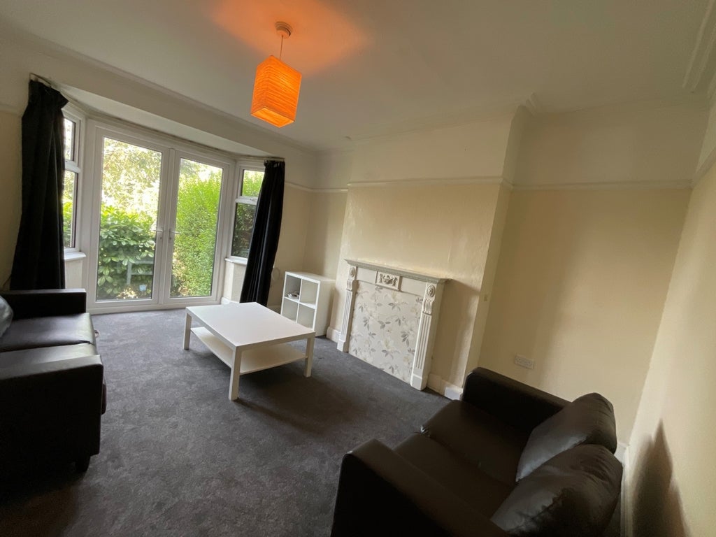 Room Rolleston Drive in Nottingham