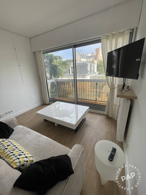 Flat Place du Maréchal de Lattre de Tassigny in Paris