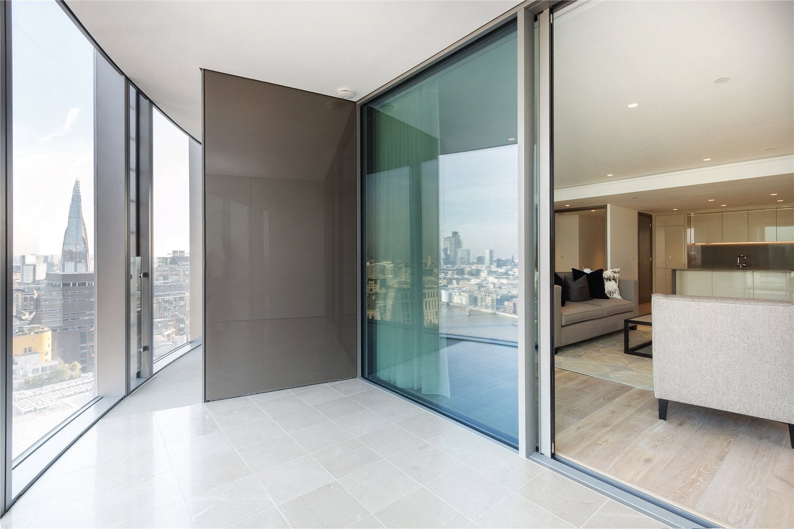Flat Blackfriars Road in Greater London