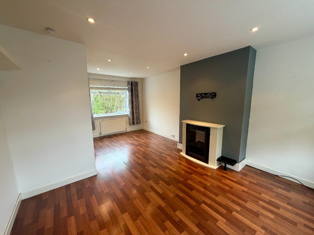 Flat Paisley Road in Renfrew