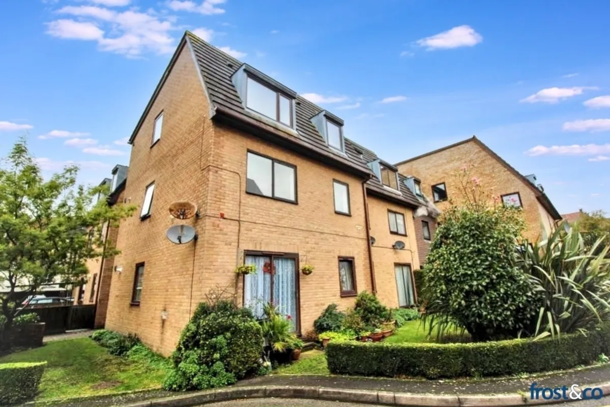 Flat Chalice Close in Poole