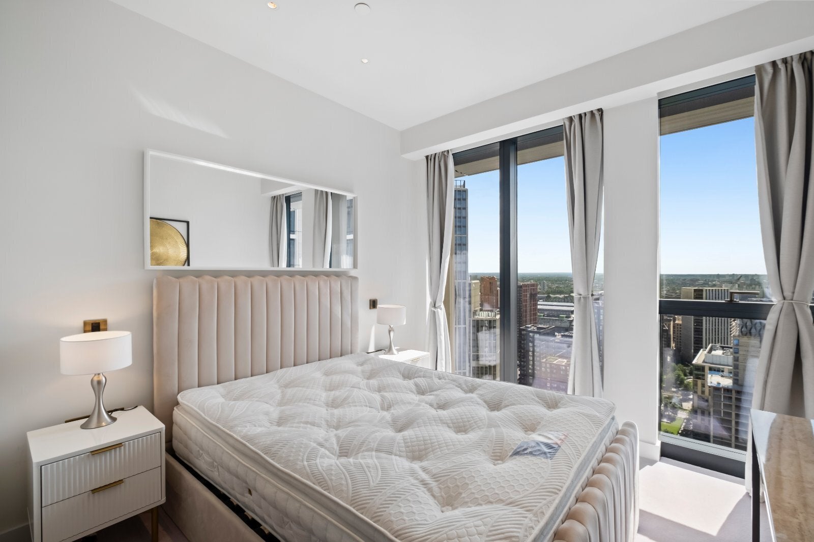 Flat Nine Elms Lane in Greater London