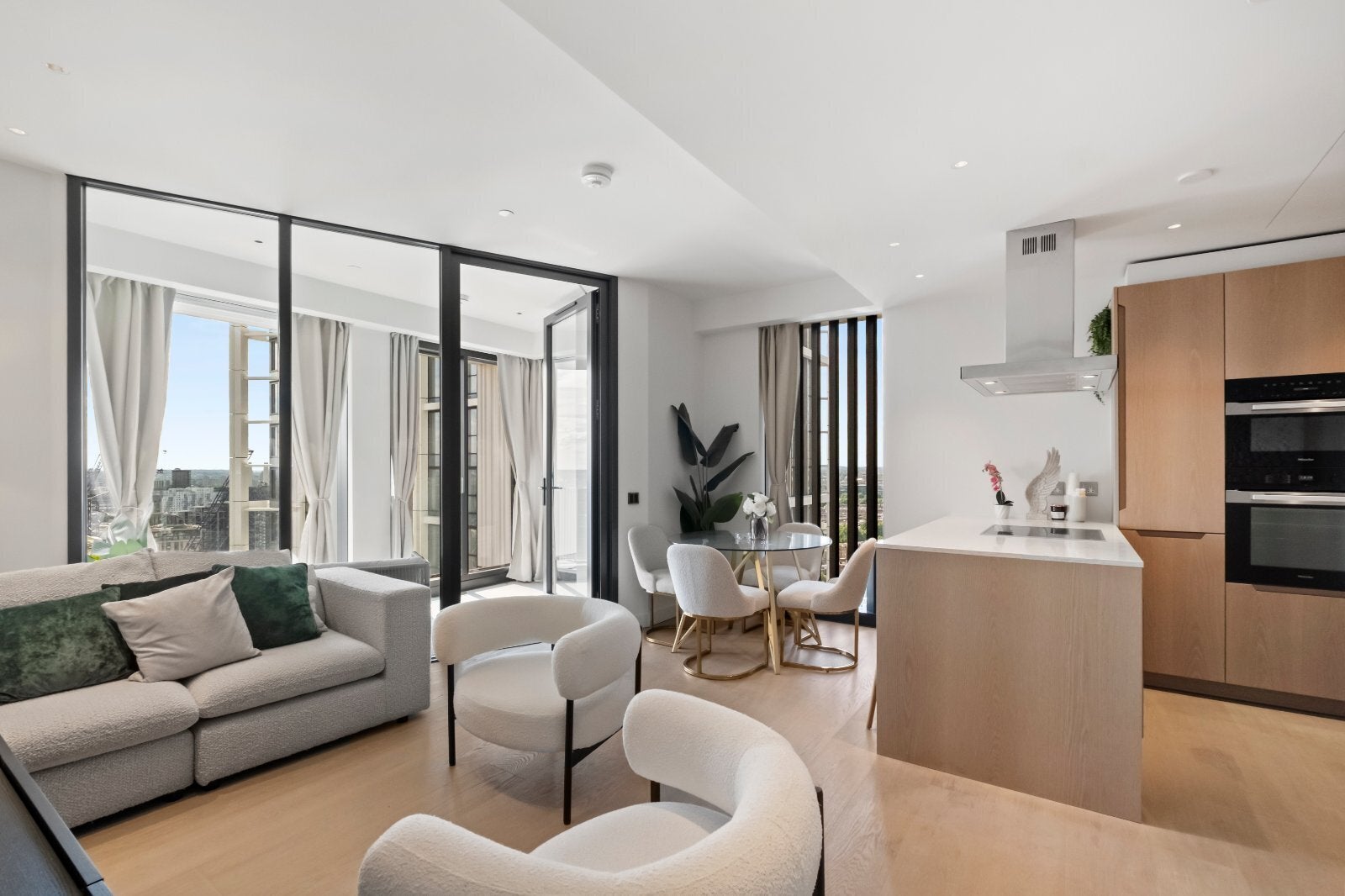Flat Nine Elms Lane in Greater London