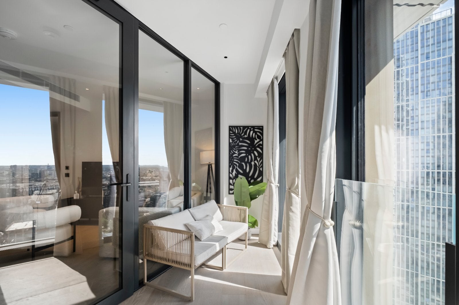 Flat Nine Elms Lane in Greater London