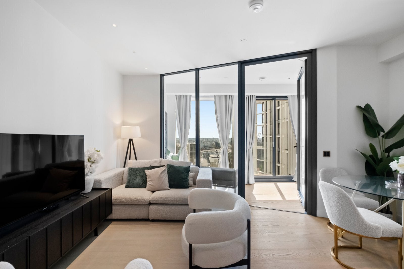 Flat Nine Elms Lane in Greater London