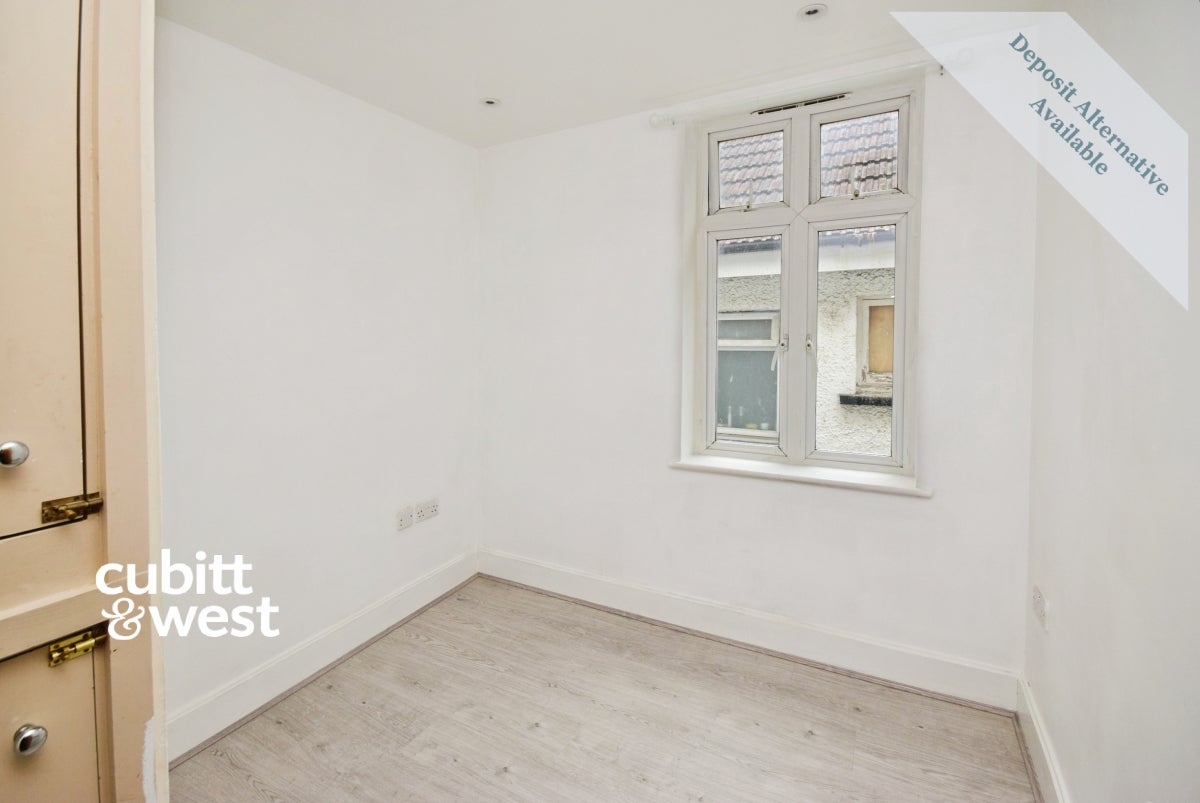 Flat Holmwood Gardens in Greater London