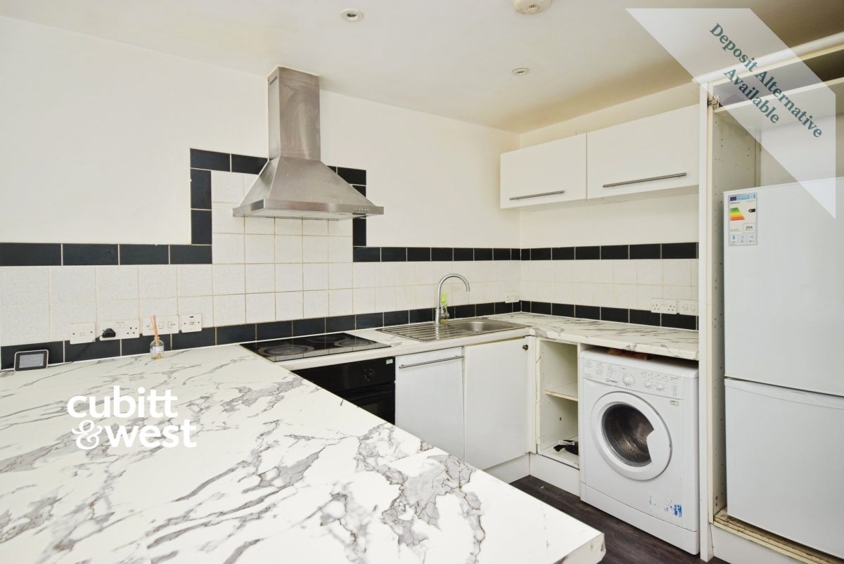 Flat Holmwood Gardens in Greater London