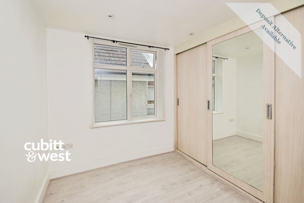 Flat Holmwood Gardens in Greater London