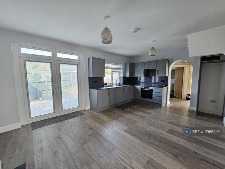 Flat Connaught Avenue in Greater London