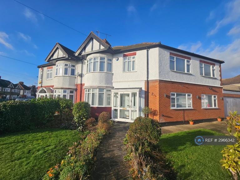 Flat Connaught Avenue in Greater London