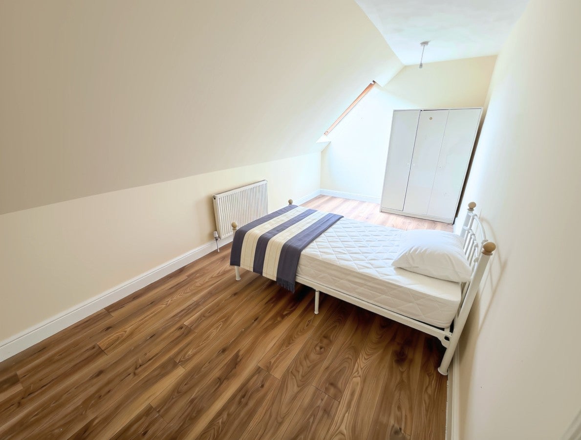 Flat Hay Lane in Greater London