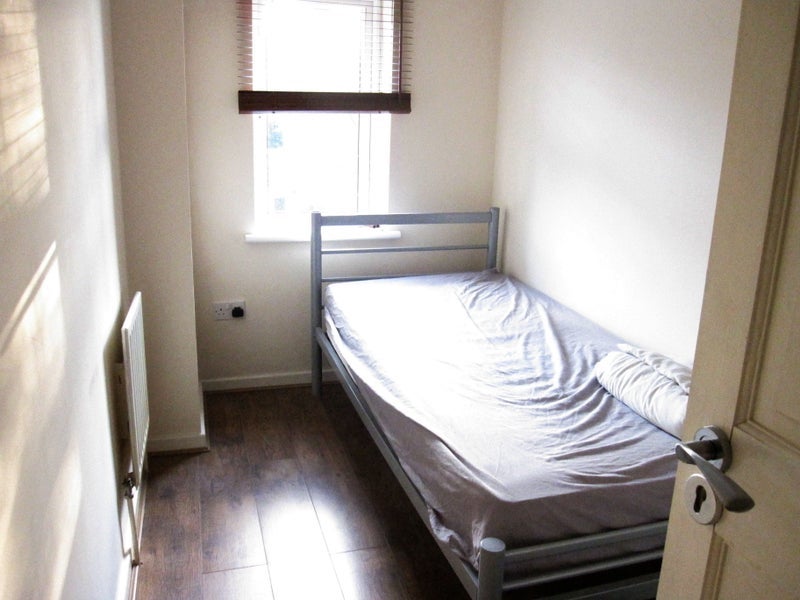 Room Robert Lowe Close in Greater London