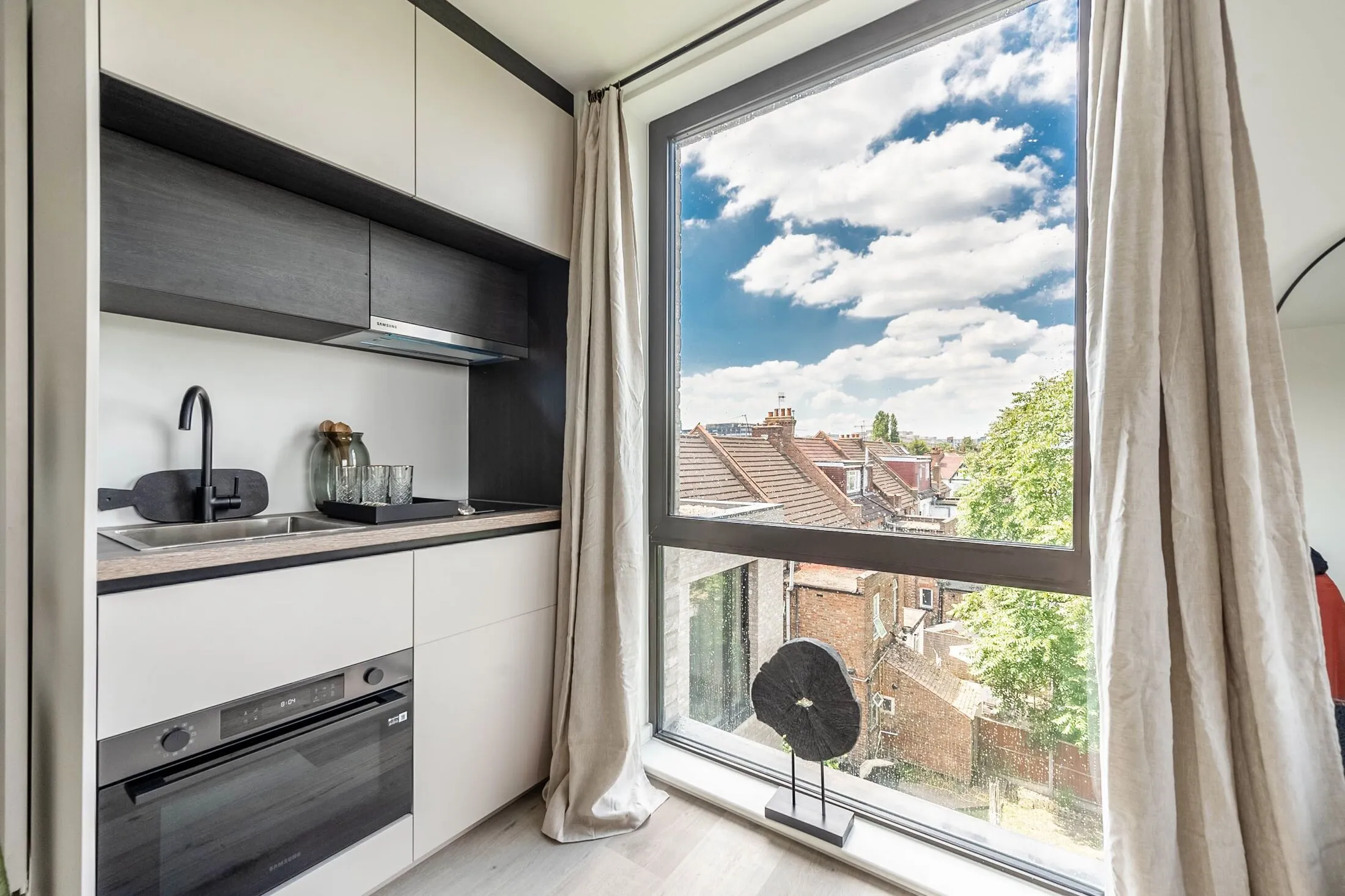 Flat Greenhill Way in Greater London